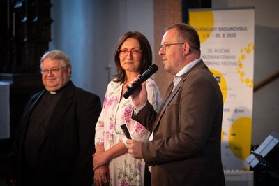 Děkan polické farnosti Lubomír Pilka, umělecká ředitelka festivalu Tereza Kramplová a starosta Police nad Metují Jiří Škop