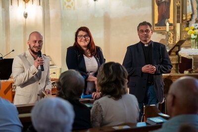 Manažer festivalu Tomáš Mrština, starostka Meziměstí Pavlína Jarešová a děkan broumovské farnosti Martin Lanži