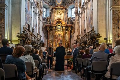 děkan Martin Lanži, starosta Broumova Arnold Vodochodský, bratr Vojtěch Malina - Benediktinské opatství, Jan Školník - zakladatel APRB, ředitelka festivalu Tereza Kramplová