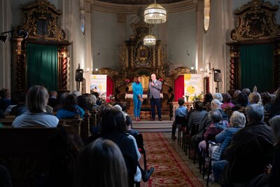 Umělecká ředitelka festivalu Tereza Kramplová a místostarosta Teplic nad Metují Antonín Novotný