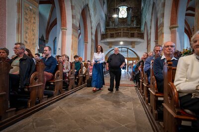 Tereza Kramplová, umělecká ředitelka festivalu, a Lubomír Pilka. děkan polické farnosti