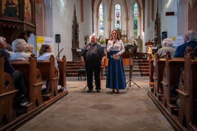 Tereza Kramplová, umělecká ředitelka festivalu, a Lubomír Pilka. děkan polické farnosti