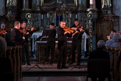 Za poklady Broumovska, Orchestr Beliczay - sólo Róbert Lakatos