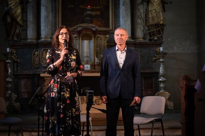 Tereza Kramplová, umělecká ředitelka festivalu, a Jaromír Jirka, starosta Martínkovic