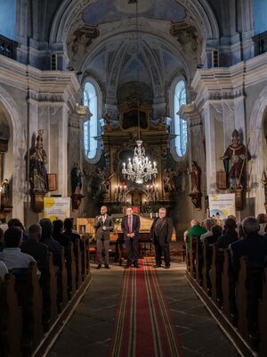 Manažer festivalu Tomáš Mrština, starosta obce Bezděkov Miroslav Maroul a děkan polické farnosti Lubomír Pilka