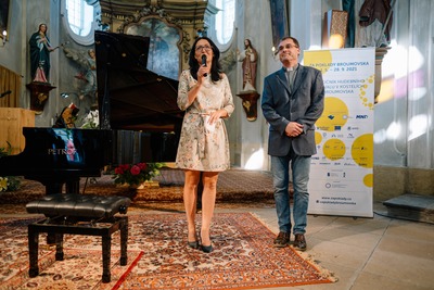 Ředitelka festivalu Tereza Kramplová a děkan broumovské farnosti Martin Lanži