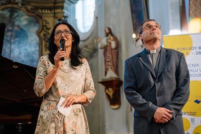 Ředitelka festivalu Tereza Kramplová a děkan broumovské farnosti Martin Lanži