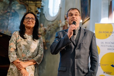 Ředitelka festivalu Tereza Kramplová a děkan broumovské farnosti Martin Lanži