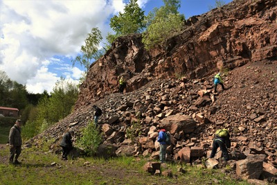 Řez vulkanickými vrstvami v lomu Rožmitál
