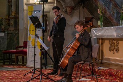 Violoncellista David Pěruška a houslista Kristian Mráček