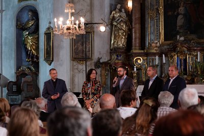 Zleva: Děkan Martin Lanži, ředitelka festivalu Tereza Kramplová, zástupce polské ambasády Paweł Piotrowski, zakladatel APRB Jan Školník a za DSO Broumovsko Karel Rejchrt