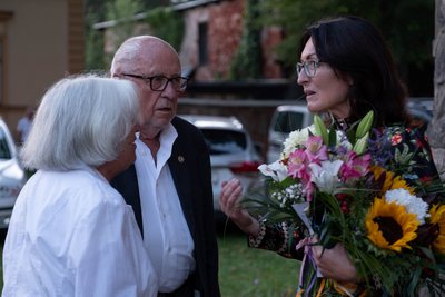 Ředitelka festivalu Tereza Kramplová s návštěvníky