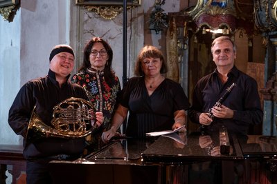 Sólisté s ředitelkou festivalu Terezou Kramplovou