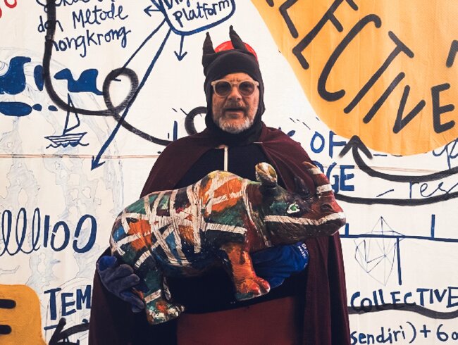 Výtvarná dílna s Jiřím Surůvkou: Šití masek a konání dobrých skutků