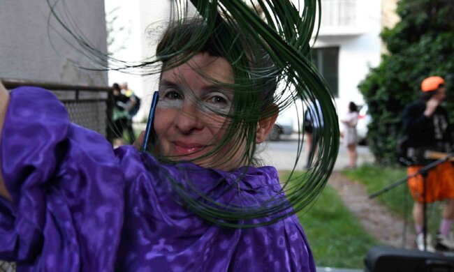 BOM / BON – ČASEM ZPĚT / TEĎ A TADY / ČASEM VPŘED