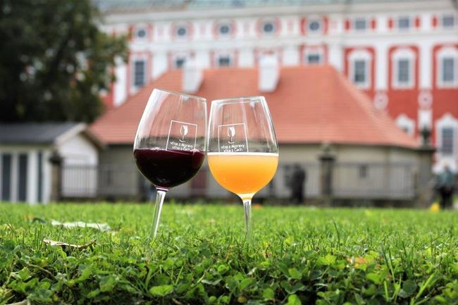 Nádvoří broumovského kláštera provoní perlivý burčák