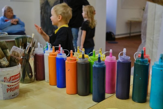 Přes loutky k virtuální realitě s obrazy Radky Bodzewicz