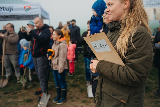Při akci pod Ostašem místní dobrovolníci vysázeli ovocnou alej