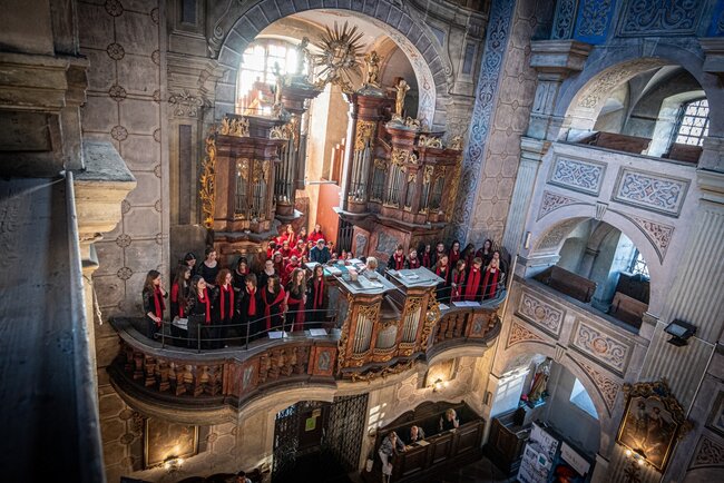 Pěvecký sbor ZVONKY - PRAHA a dívčí komorní sbor ABBELLIMENTO