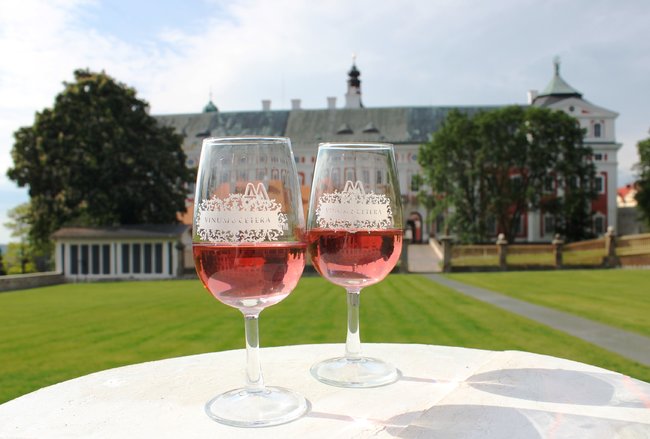 Tradiční akce Dobročinný večer pro Broumovsko a Vinum et Cetera lákají do broumovského kláštera