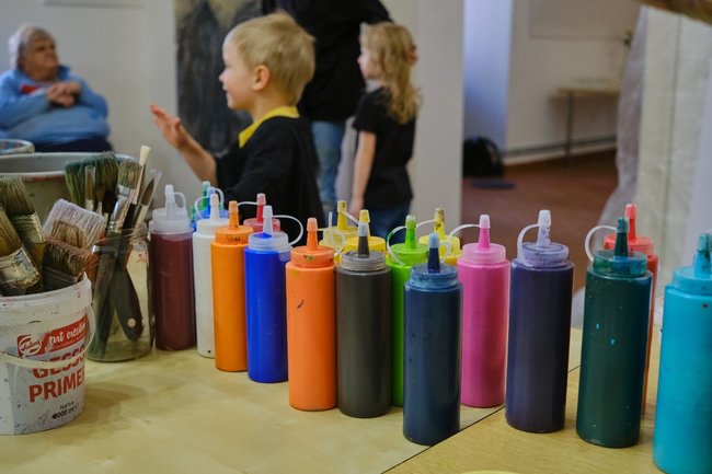 Přes loutky k virtuální realitě s obrazy Radky Bodzewicz