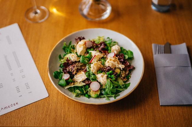 Kam na Broumovsku pro občerstvení k okénku?